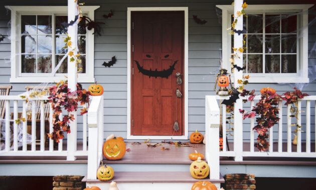 Halloween Pumpkins And Decorations Outside A House 2022 12 15 23 26 44 Utc