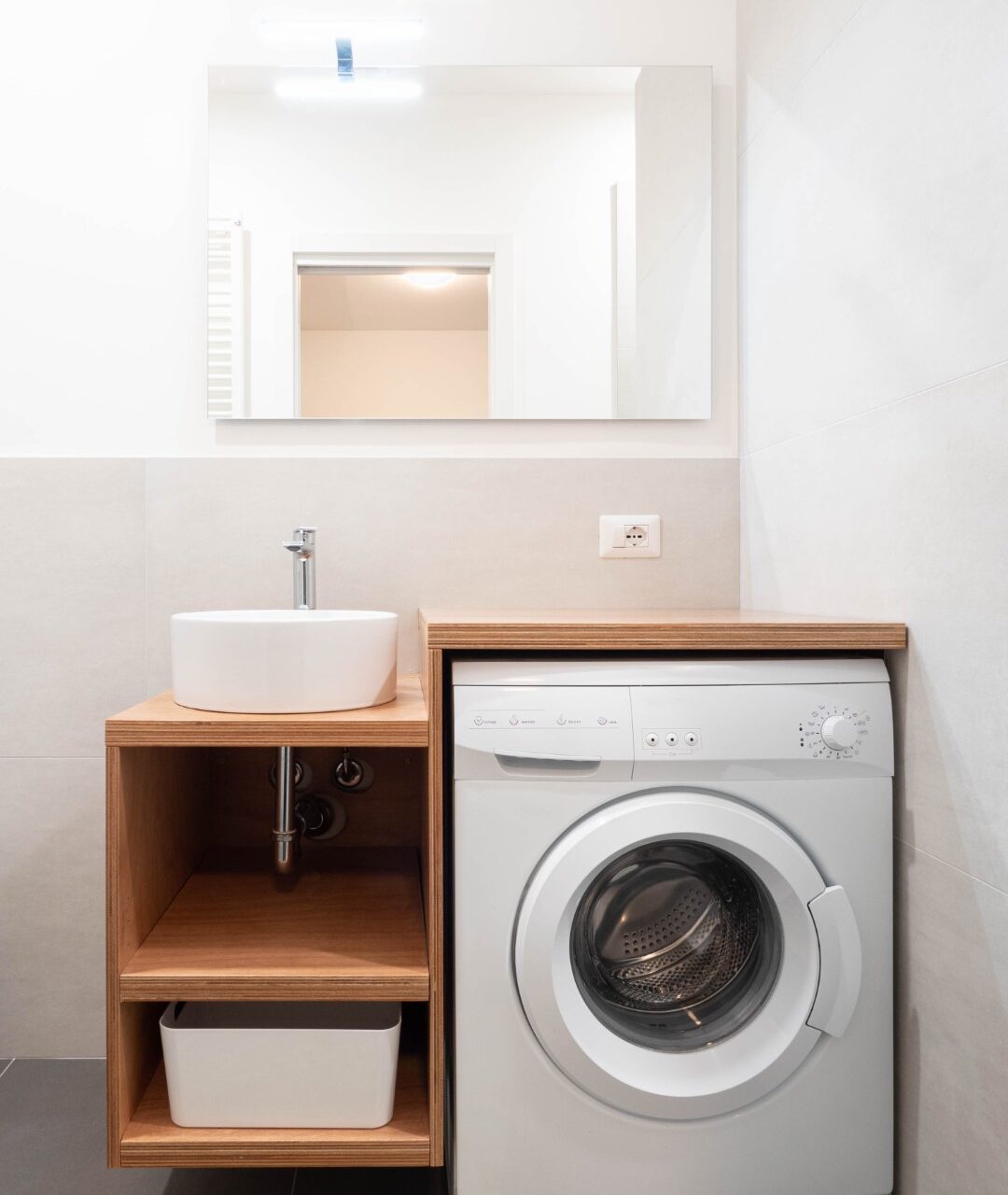 Modern Laundry Room With Washing Machine Small Ba 2023 01 04 00 43 56 Utc