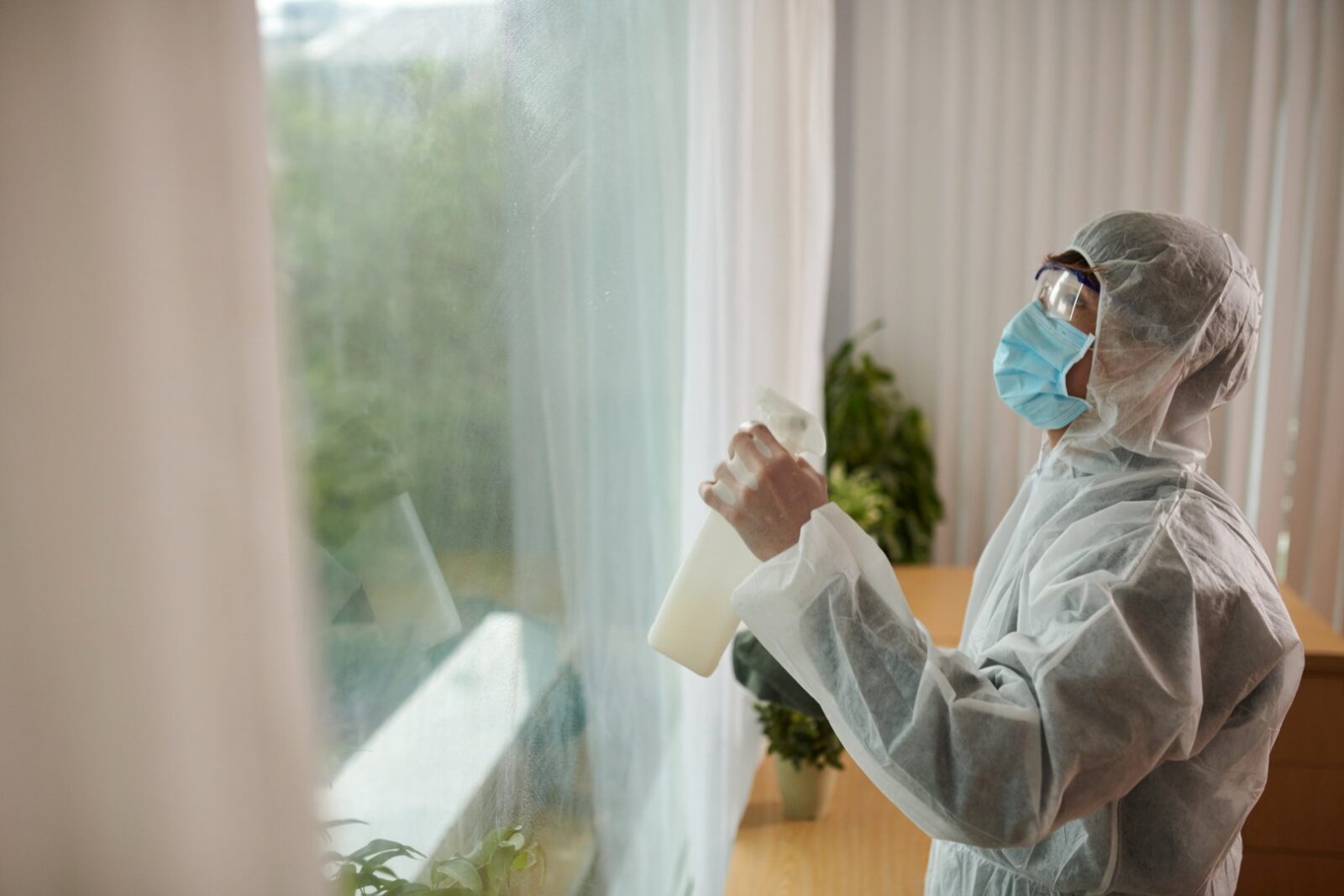 Pest Control Worker Spaying Solution 2023 03 27 19 58 45 Utc