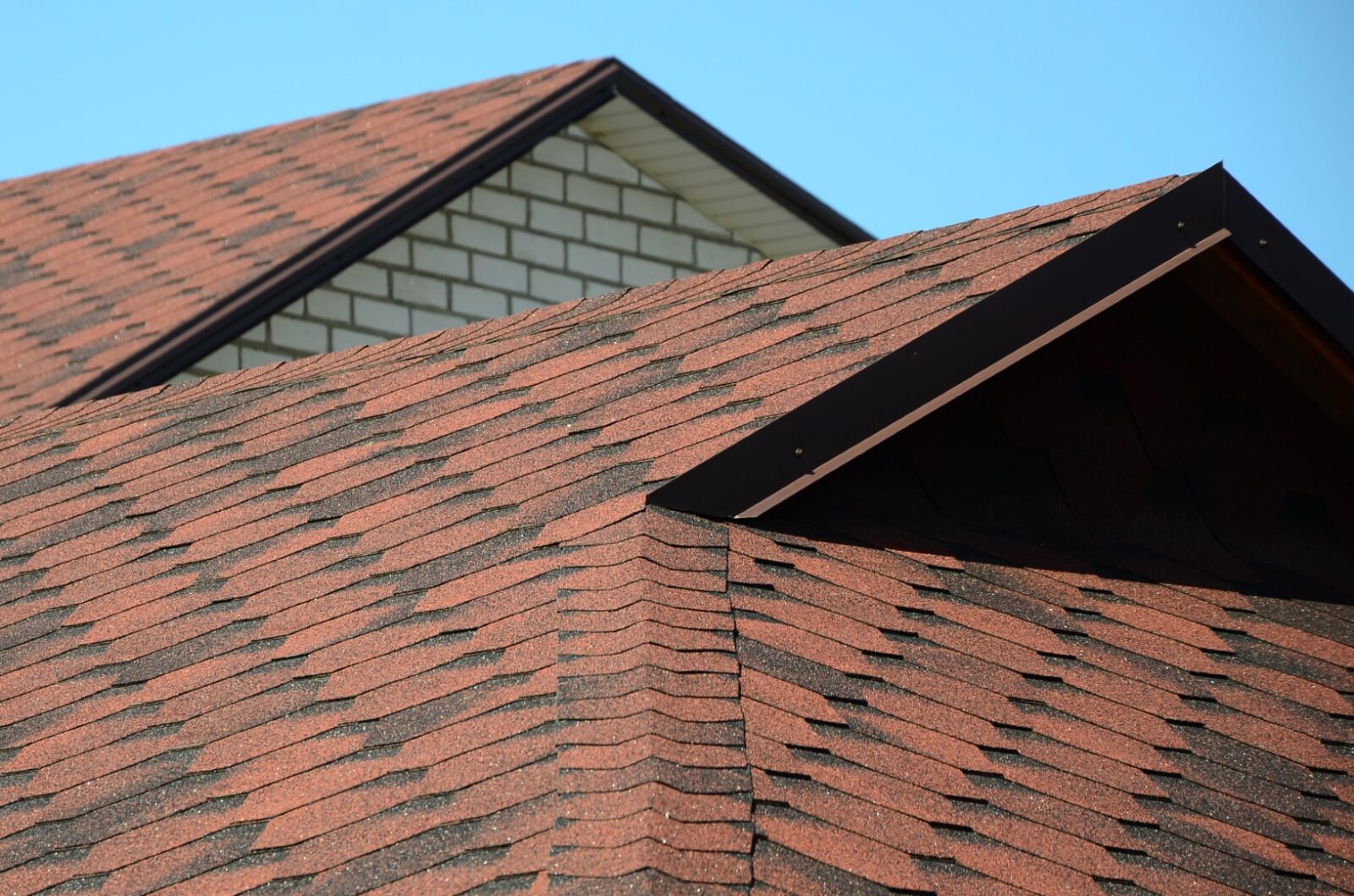 The Roof Is Covered With Bituminous Shingles Of Br 2022 11 14 16 23 34 Utc