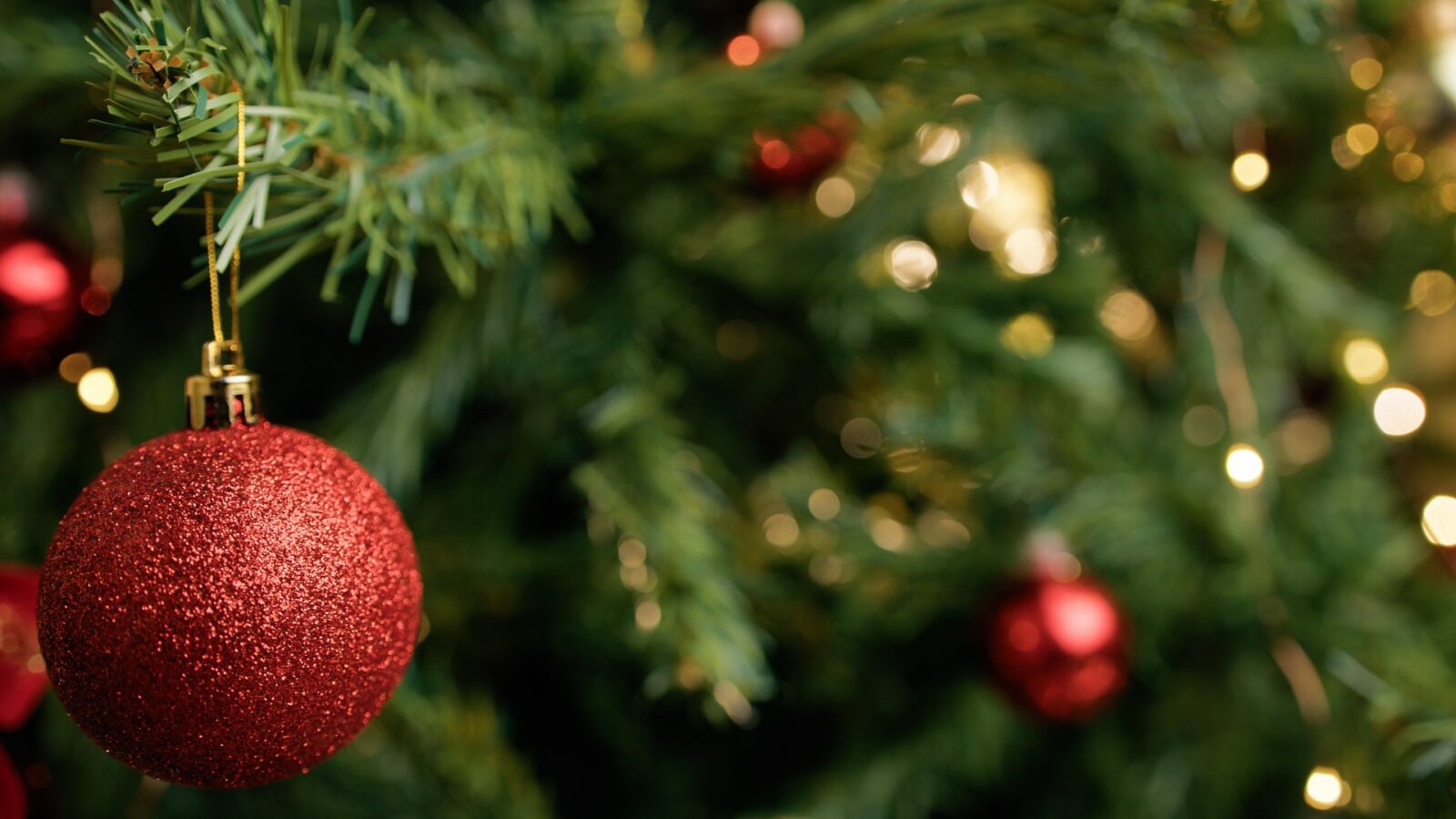 Red Ball Decorating A Chistmas Tree 2023 10 29 21 40 39 Utc