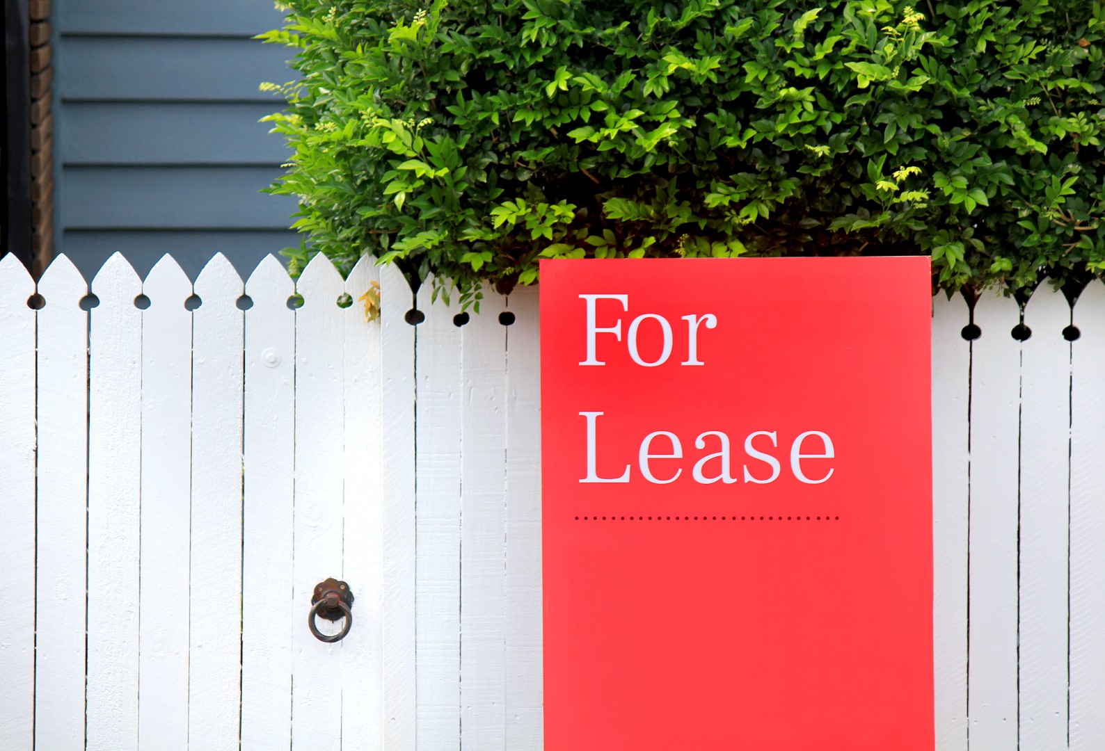 Red For Lease Sign On A House In The Rental Proper 2022 11 15 16 47 26 Utc