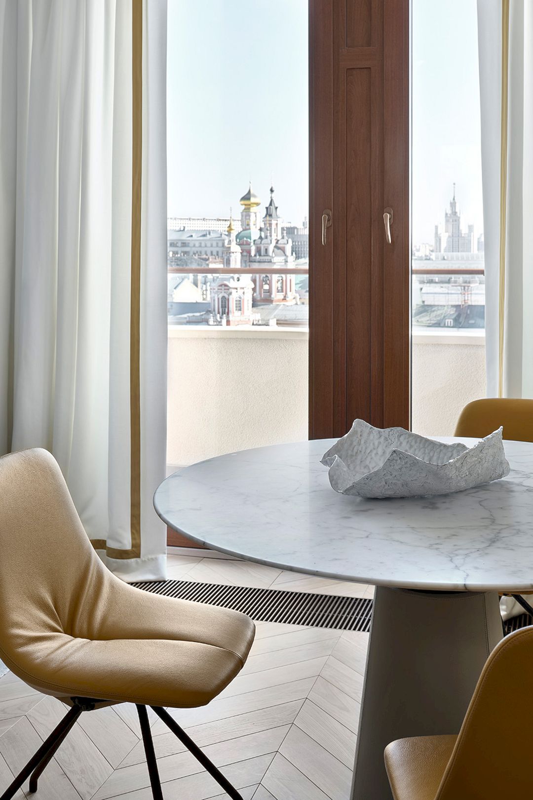 A Bright and Elegant Moscow Apartment with Golden Accents
