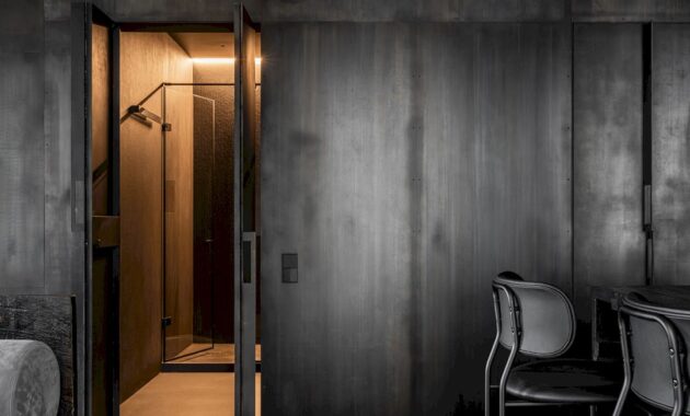 A 90 M2 Moscow Apartment In Black Tones 23