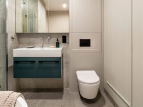 Modern Bright Bathroom With Beige Wall Washbasin 2023 11 27 04 52 49 Utc