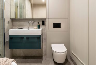 Modern Bright Bathroom With Beige Wall Washbasin 2023 11 27 04 52 49 Utc