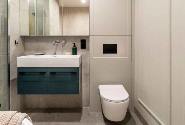 Modern Bright Bathroom With Beige Wall Washbasin 2023 11 27 04 52 49 Utc