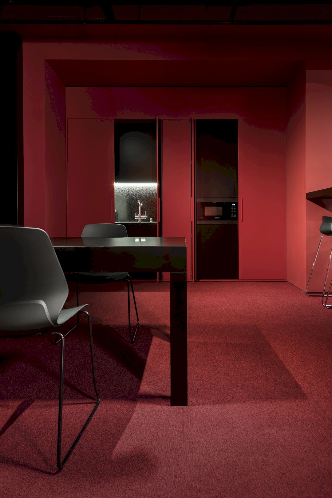 Kvadrat Architects: The Magic of Artificial Lighting in Colorful Office ...