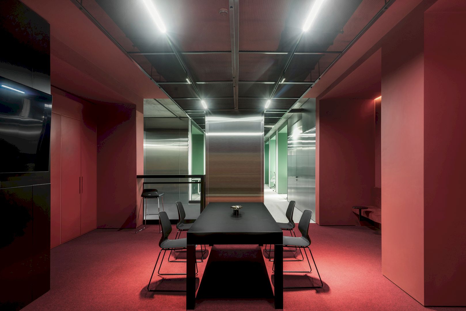 Kvadrat Architects: The Magic of Artificial Lighting in Colorful Office ...