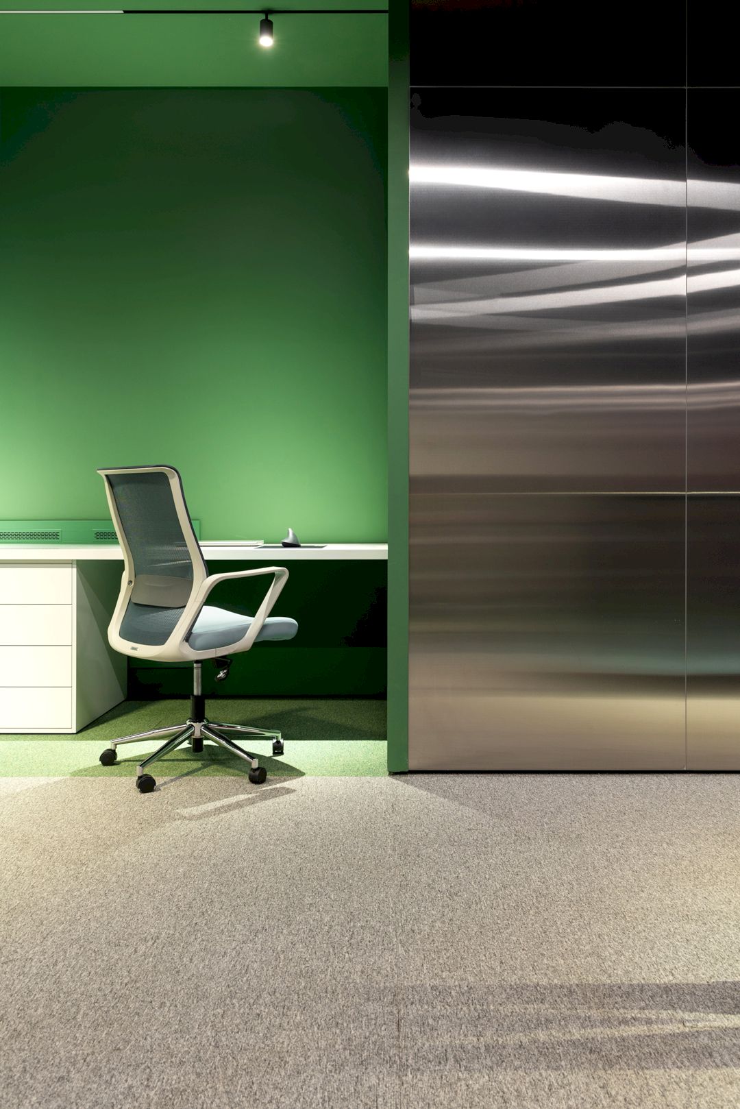 Kvadrat Architects: The Magic of Artificial Lighting in Colorful Office ...