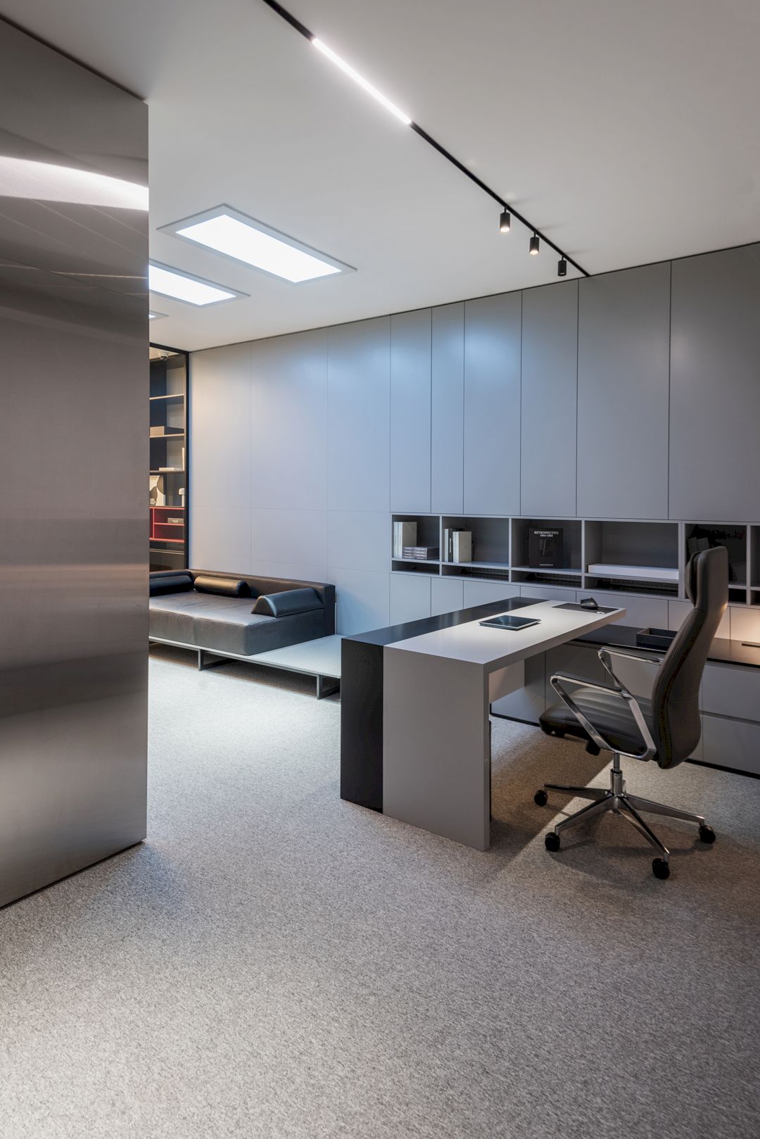 Kvadrat Architects: The Magic of Artificial Lighting in Colorful Office ...