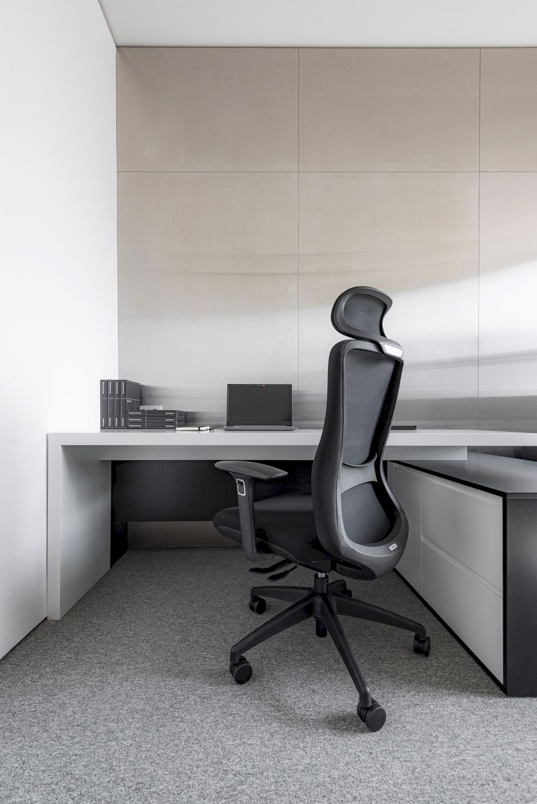 Kvadrat Architects: The Magic of Artificial Lighting in Colorful Office ...