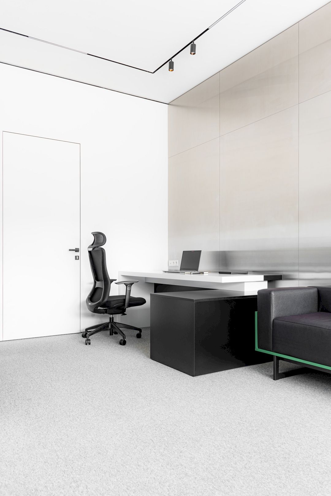 Kvadrat Architects: The Magic of Artificial Lighting in Colorful Office ...