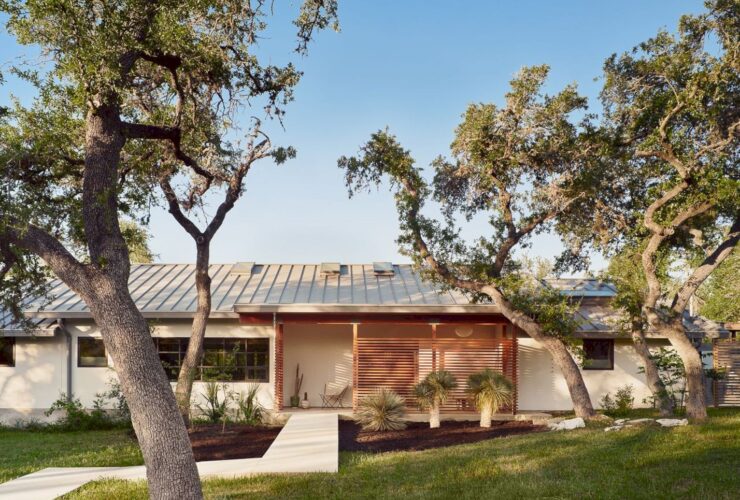 From Clunky To Chic Side Angle Side Transforms A 1970s Ranch Into An Off Grid Oasis In Austin 15