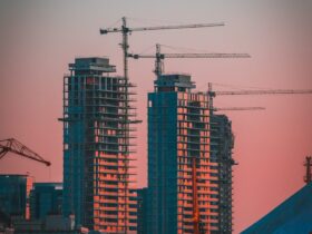 gray building crane photo during sunset