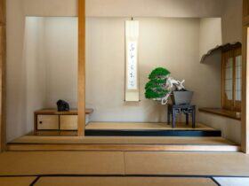 Japanese room with traditional decorations is shown.