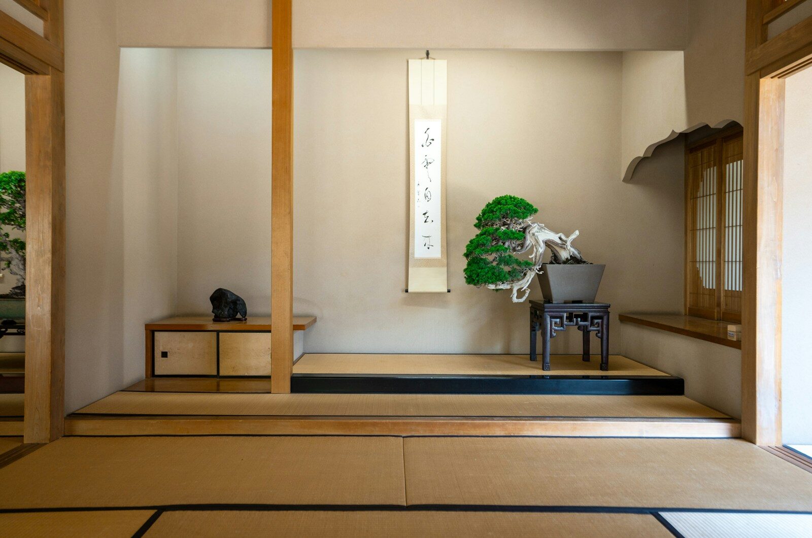 Japanese room with traditional decorations is shown.