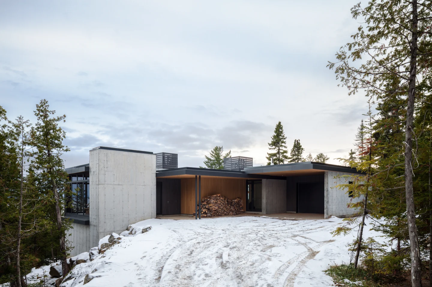 Long Horizontalsby Thellend Fortin Architectes 4